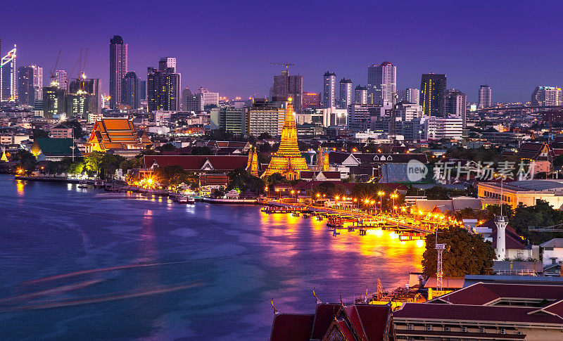 城市天际线，湄南河，Wat Arun，曼谷，泰国。